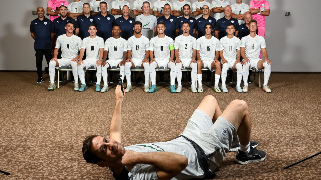 יוצאים לדרך. הנבחרת הישראלית מגיעה לארגנטינה (צילום: UEFA)