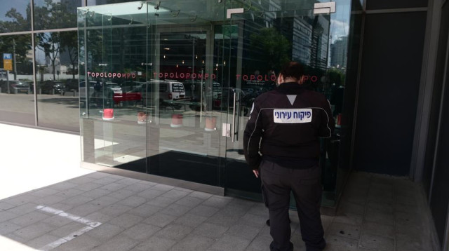 פקח במסעדת טופולופומפו (צילום: אבשלום ששוני)