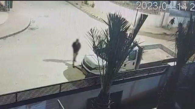 השלכת כוורת זיקוקים לבית בנגב  (צילום: צילום מסך, דוברות המשטרה)