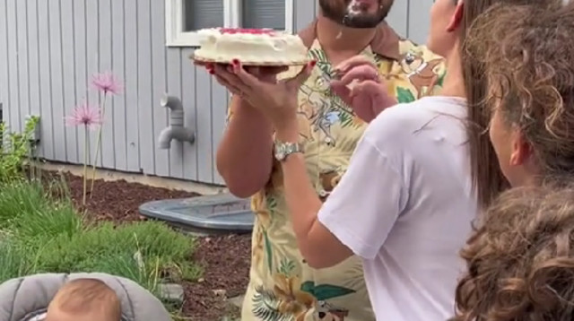 דחף לה את עוגת היום הולדת לפנים מול כל המשפחה (צילום: מתוך טיקטוק)