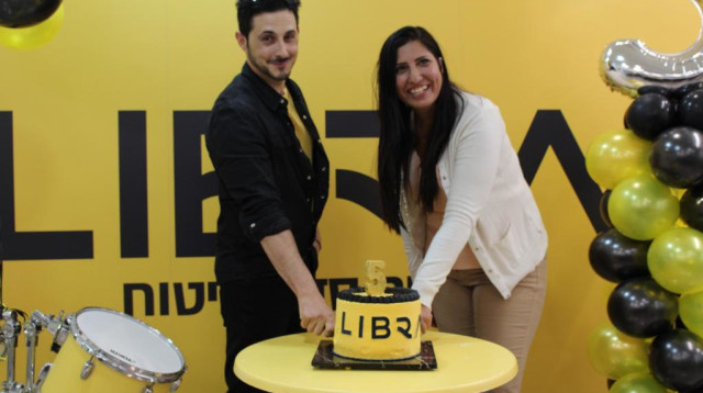 אתי אלישקוב ותומר קאפון  (צילום: גיא טוב)