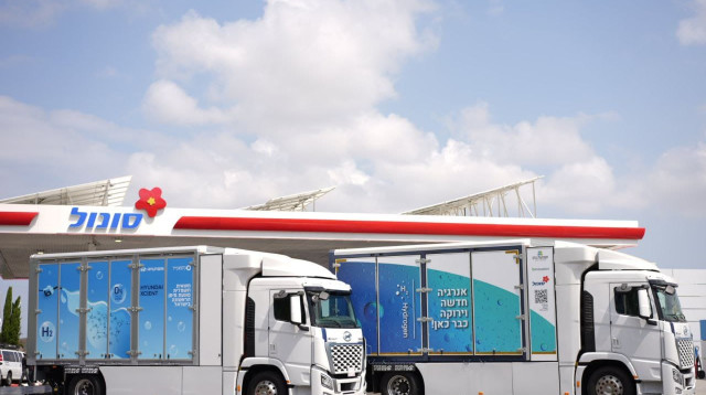 משאיות המימן של בזן וסונול בתחנת התדלוק במימן הראשונה בישראל (צילום: עידן סבח)