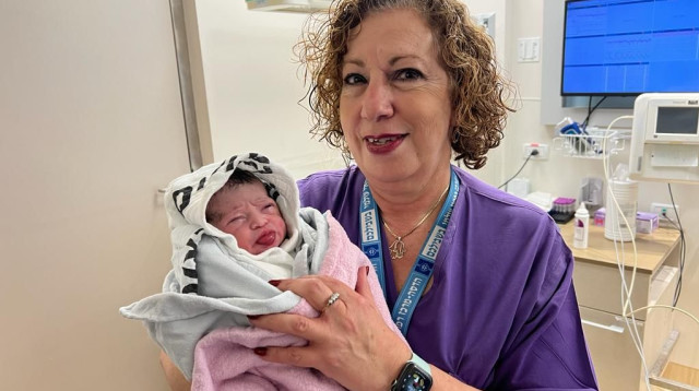 אתי אפריאט, המיילדת הוותיקה ביותר בבית החולים הדסה הר הצופים (צילום: דוברות הדסה הר הצופים)