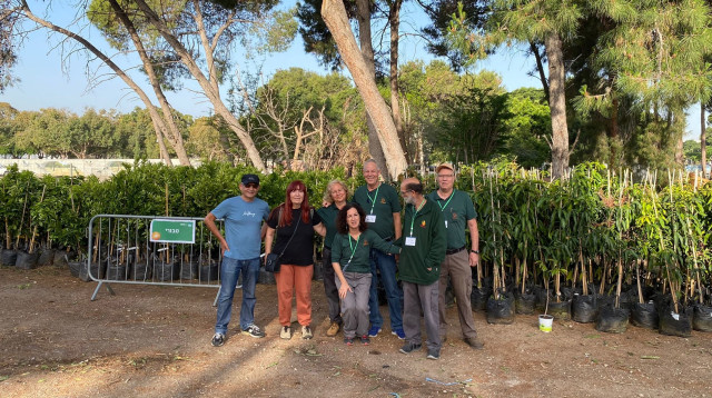 מתנדבי מבצע 'אמץ עץ'. "כולם היו מרוצים" (צילום: אמנון גולדפרב)