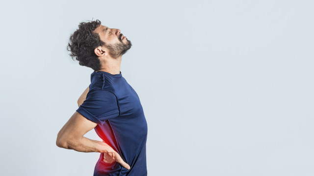 כך אתם גורמים לעצמכם לכאבי גב (צילום: אינג'אימג')