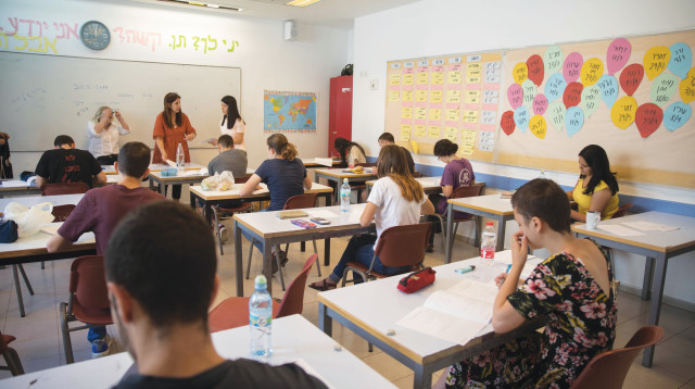 תלמידים בבחינת בגרות. למצולמים אין קשר לנאמר בכתבה (צילום:  נעם רבקין פנטון פלאש 90)