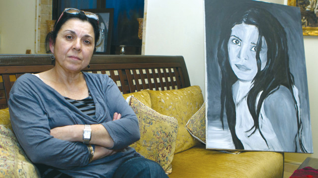 אילנה ראדה ותמונתה של תאיר ז"ל (צילום: חמד אלמקת)