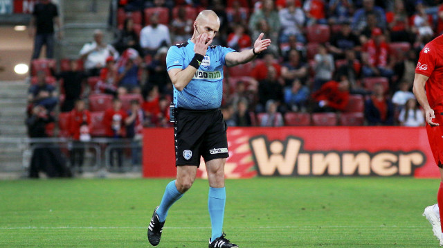 השופט גל לייבוביץ' קובע פנדל לזכות הפועל באר שבע (צילום: קובי אליהו)