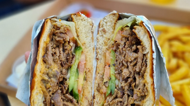 קוג'י בורגר של טאיזו קפה (צילום: גל קולוג)