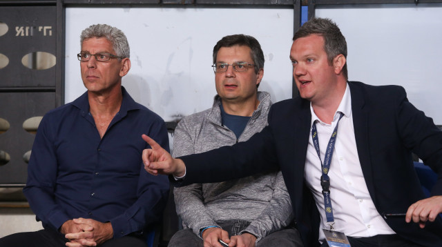 מיטש גולדהאר עם בן מנספורד, ג'ק אנגלידיס (צילום: קובי אליהו)