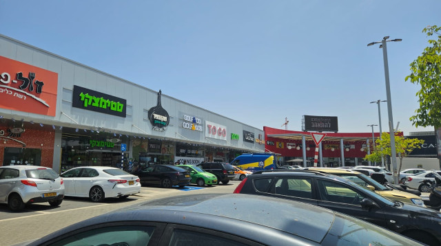 העסקים פתחו את שעריהם בשדרות (צילום: ארנולד נטייב)