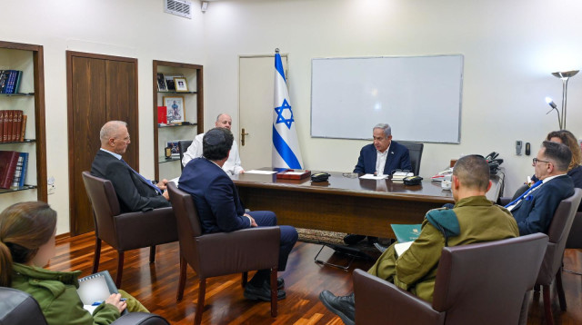 נתניהו בהערכת מצב, מבצע "מגן וחץ" (צילום: קובי גדעון לע"מ)