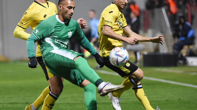 ארז איסקוב שחקן מכבי אחי נצרת לפני לירן רוטמן, גיל יצחק שחקני מכבי נתניה (צילום: ברני ארדוב)