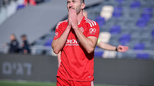 עדיין סובל מכאבים. אוז'בולט (צילום: אריאל שלום)