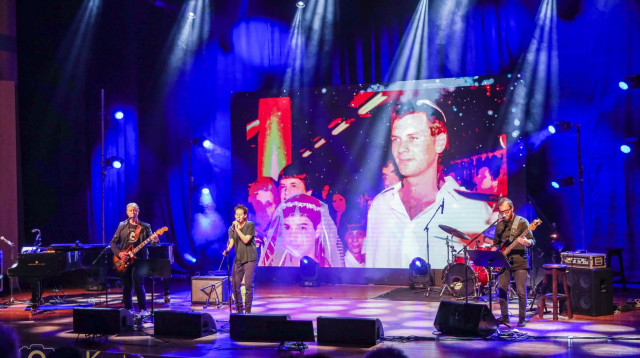 מחווה למודי בר און (צילום: עומר קידר)