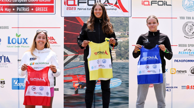 קנטור ושטיינברג מקבלות את גופיות המובילות בתחילת היום (צילום: SAILING ENERGY)