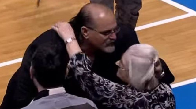 אלכסנדר דז'יקיץ' לצד אמו המנוחה מילקה (צילום: צילום מסך, מתוך הטלוויזיה הסרבית)