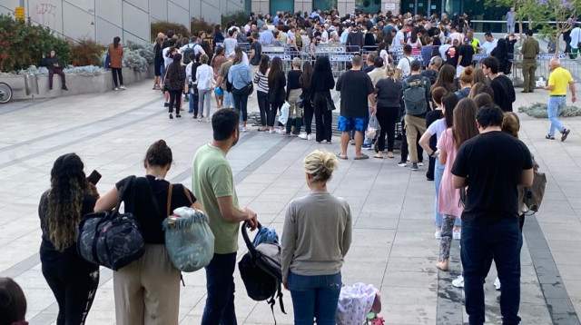 תורים לחידוש דרכונים בלשכת האוכלוסין בתל אביב (צילום: אבשלום ששוני)