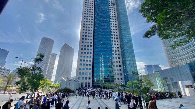 תורים לחידוש דרכונים בלשכת האוכלוסין בתל אביב (צילום: אבשלום ששוני)