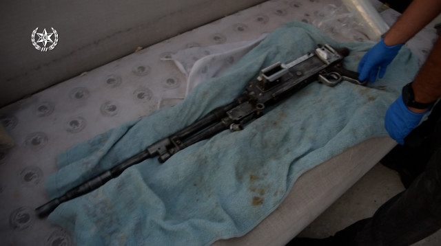 הנשק שנמצא מוסלק בספה בנצרת (צילום: דוברות המשטרה)