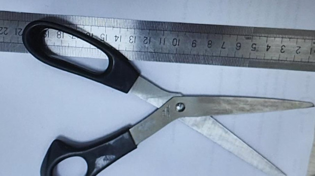 המספריים שנתפסו על ידי המשטרה (צילום: דוברות המשטרה)