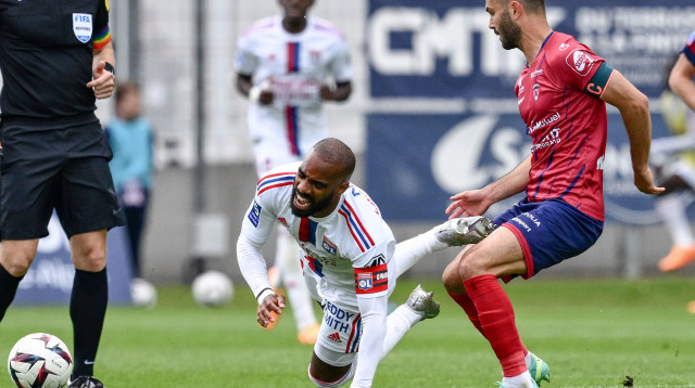 אלכסנדר לקאזט שחקן ליון נופל (צילום: GettyImages, JEFF PACHOUD/AFP)