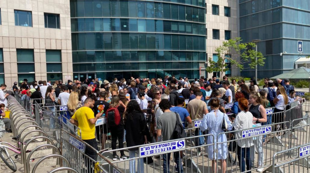 התור בלשכת האוכולוסין שבתל אביב (צילום: אבשלום ששוני)