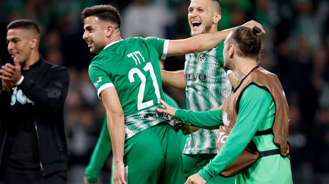 רמי גרשון עם דין דוד שחקני מכבי חיפה חוגגים (צילום: מאור אלקסלסי)