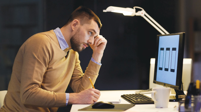 אדם עובד על מחשב, אילוסטרציה (צילום: אינג אימג')