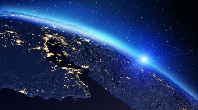 בחלל (צילום: אינג'אימג')