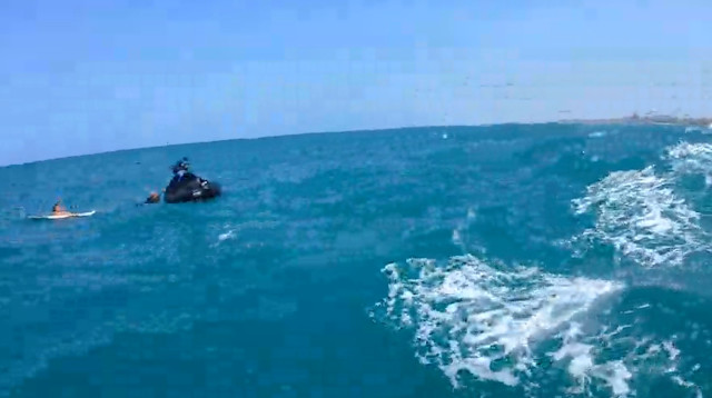 חילוץ אופנוע ים שנסחף לעבר שובר הגלים (צילום: דוברות המשטרה)