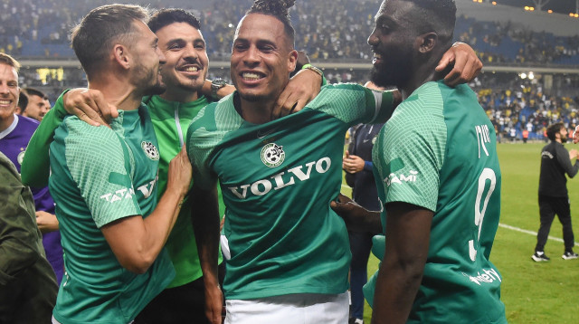 שחקני מכבי חיפה חוגגים אליפות: פרנזי פיירו, צ'ארון שרי, ינון אליהו, עומר אצילי (צילום: ברני ארדוב)