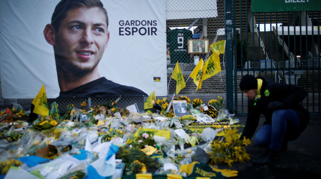 אוהדי נאנט במחווה לשחקן הנעדר אמיליאנו סאלה (צילום: רויטרס)