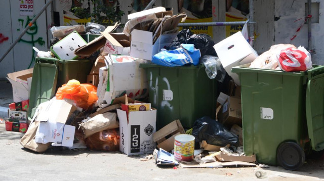 זבל ברחובות תל אביב  (צילום: אבשלום ששוני)