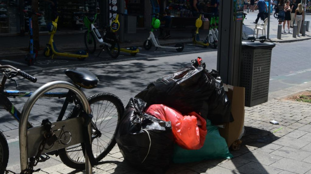 זבל ברחובות תל אביב (צילום: אבשלום ששוני)