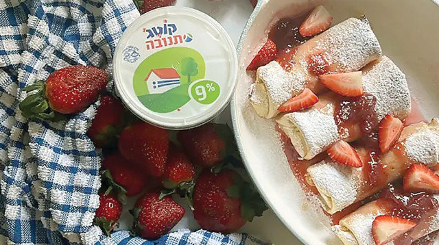 בלינצ’ס קוטג’ ותות מתוק (צילום: עומר ישכיל)