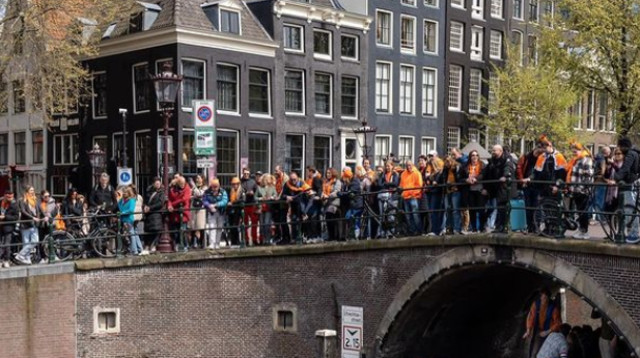 תיירים באמסטרדם (צילום: צילום מסך אינסטגרם)