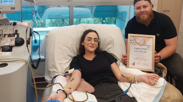 אביה מדינה תורמת מח עצם כשלצידה בן זוגה ספיר אכסלרוד, שתרם גם הוא מח עצם שלושה חודשים קודם לכן (צילום: עמותת "עזר מציון")