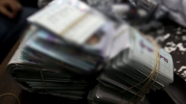 תעודות זהות (אילוסטרציה, אין קשר לזהות האנשים המוזכרים בכתבה) (צילום: קובי גדעון, פלאש 90)