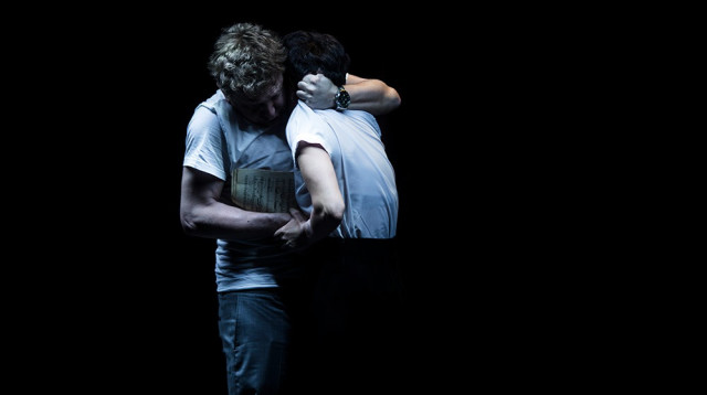 מתוך ההצגה "סונטת קרויצר" (צילום: פאקו פוטבידזה)