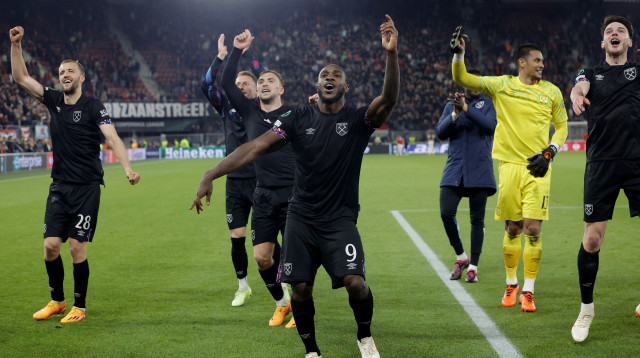 מיקאיל אנטוניו שחקן ווסטהאם חוגג עם חבריו (צילום: רויטרס)