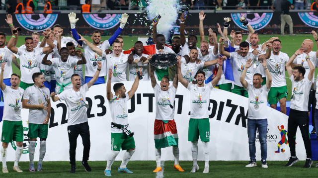 שחקני מכבי חיפה מניפים את צלחת האליפות לעונת 2022/23 (צילום: דני מרון)