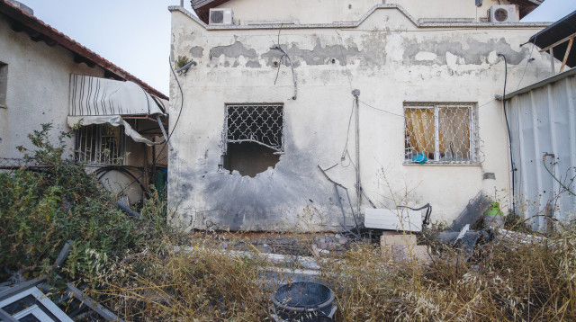 פגיעת רקטה בבניין בעוטף עזה (צילום: אורן בן האקון, פלאש 90)