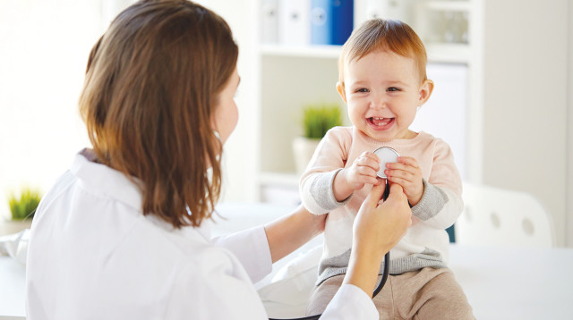 רופאה מטפלת בילד (צילום: אינג'אימג')