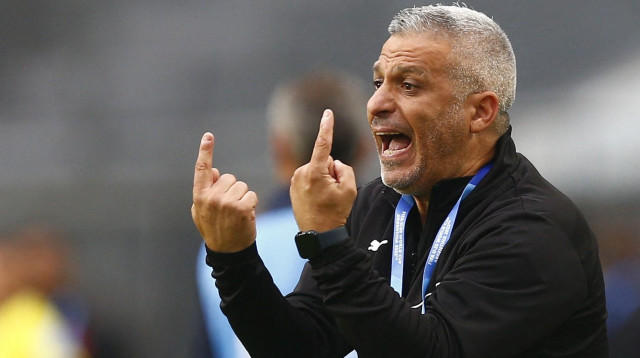 אופיר חיים על הקווים באצטדיון בלה פלטה (צילום: רויטרס)