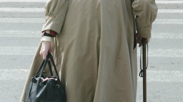 קשישה חוצה מעבר חצייה. "מסוכן לחצות כביש בישראל" (צילום: יוסי אלוני)