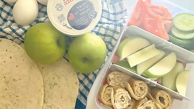 לאנץ’ בוקס טורטייה עם חביתה וקוטג’ (צילום:  עומר ישכיל)