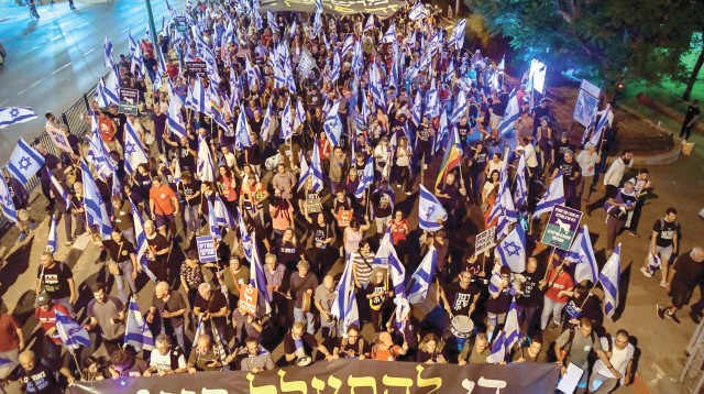 הפגנת מחאה בבני ברק (צילום: אבשלום ששוני)