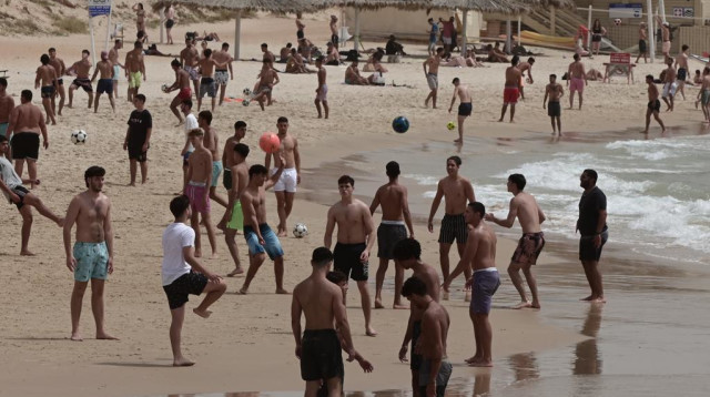 שרב בחופי הרצליה (צילום: אבשלום ששוני)