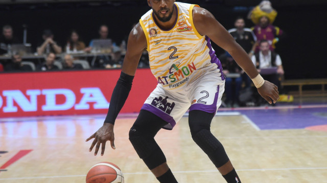 שחקן הפועל חולון שון דאוסון (צילום: ברני ארדוב)